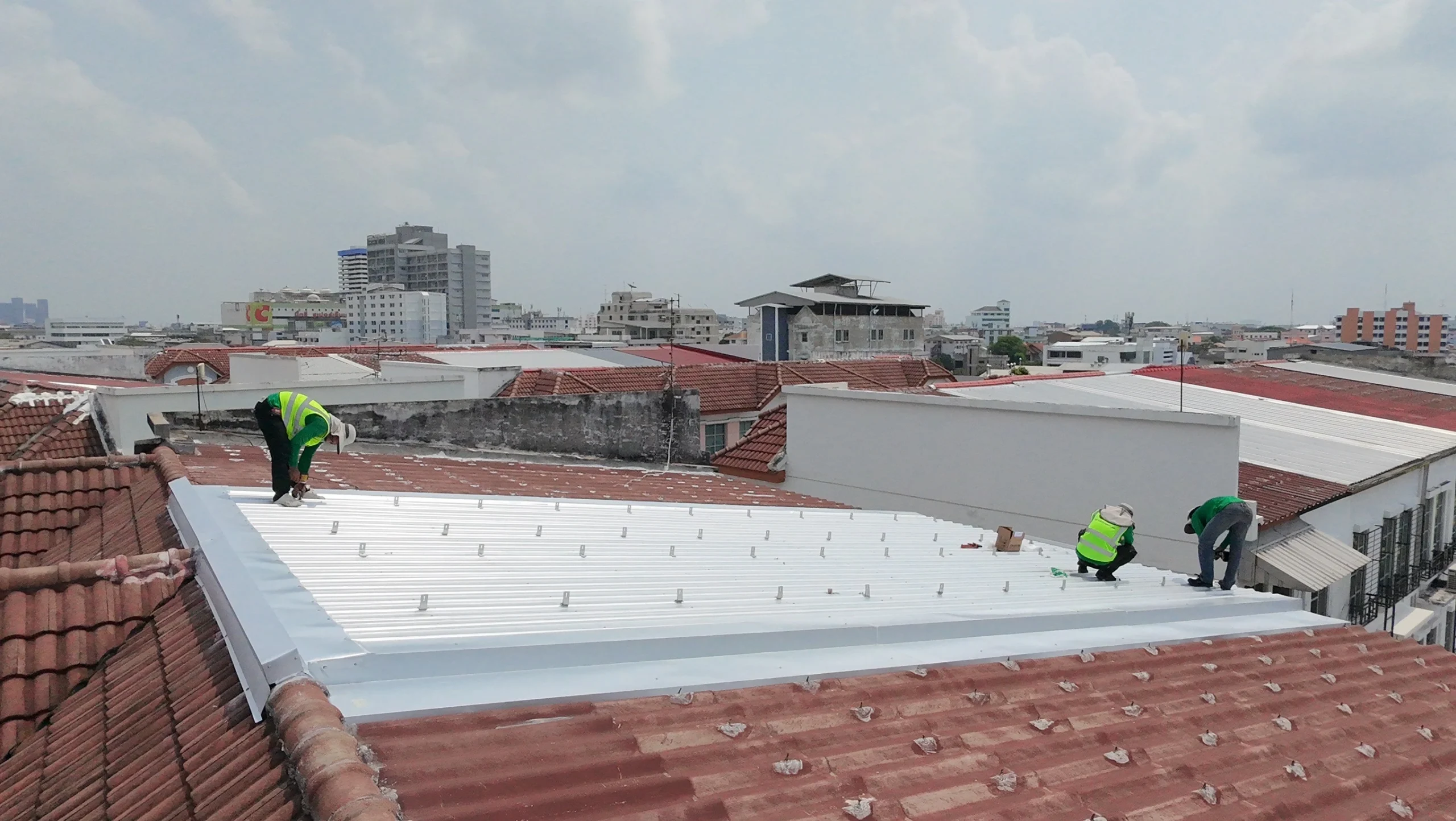 การติดตั้ง Double Roof นิยมใช้วัสดุอะไรบ้าง แสงไทยเมทัลชีท