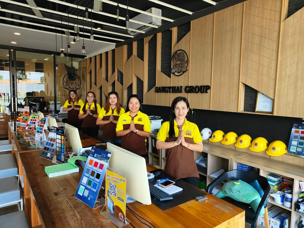 พนักงานแสงไทยเมทัลชีททักทาย พร้อมให้บริการลูกค้า ร้านเมทัลชีทใกล้ฉัน
