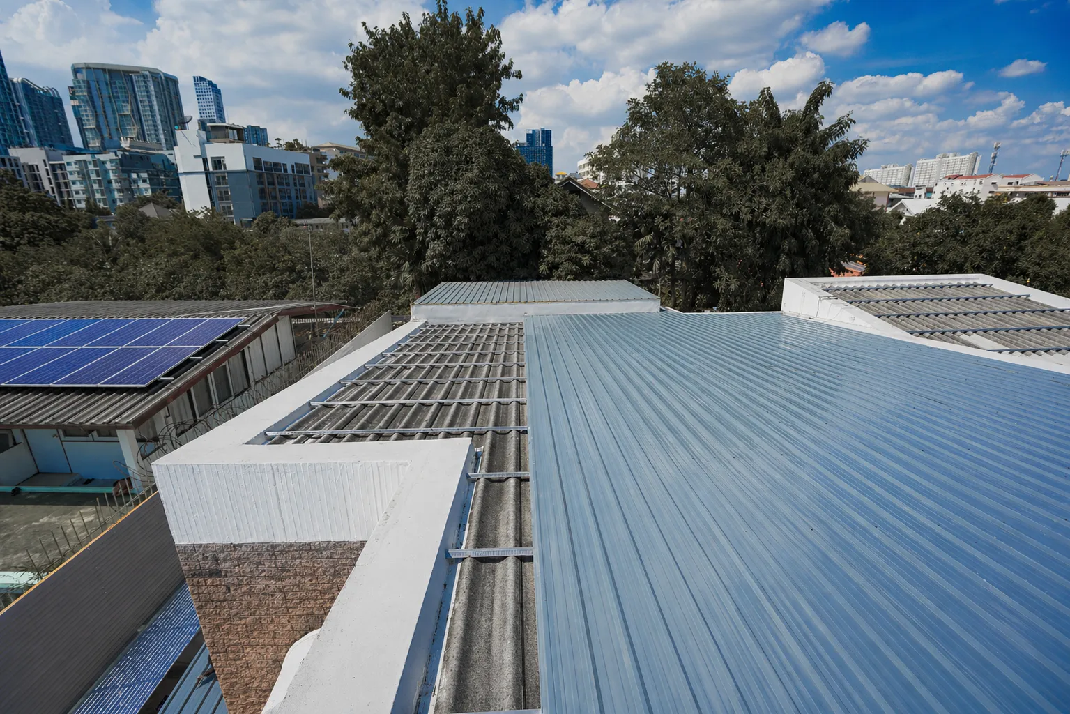 ภาพบริการมุงหลังคาเมทัลชีททับหลังคาเดิม Double Roof จากแสงไทยเมทัลชีท